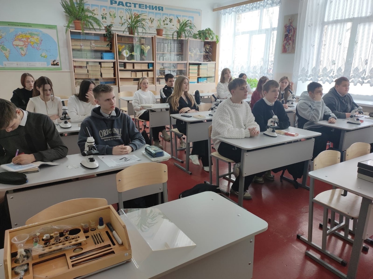 «Тип членистоногие. Ноги и крылья насекомых» - урок-практикум по биологии в 9а классе 18 апреля 2024 года. Дубовикова Людмила Алексеевна, учитель биологии, используя современное технологичное цифровое оборудование, в рамках Точки роста